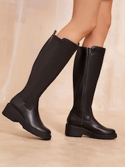 Friends Like These Bajo Wedge Knee Alto Stretch Faux Leather Boots - Imagen 2 de 4