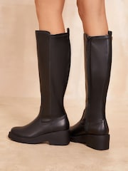 Friends Like These Bajo Wedge Knee Alto Stretch Faux Leather Boots - Imagen 4 de 4