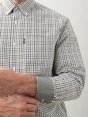 Xadrez xadrez marrom neutro/azul marinho - Camisa Oxford Easy Iron Button Down de ajuste regular - Imagem 5 de 8