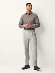 White Stripe/Charcoal Print - تلبيس ضيق - حزمة من 2 قطع قميص أنيق سهل الكيّ مزوَّد بأساور فردية - صورة 2 من 12