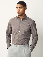 White Stripe/Charcoal Print - تلبيس ضيق - حزمة من 2 قطع قميص أنيق سهل الكيّ مزوَّد بأساور فردية - صورة 3 من 12
