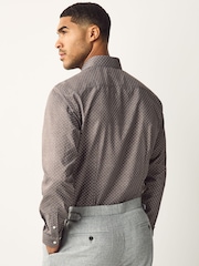 White Stripe/Charcoal Print - تلبيس ضيق - حزمة من 2 قطع قميص أنيق سهل الكيّ مزوَّد بأساور فردية - صورة 4 من 12