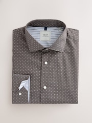 White Stripe/Charcoal Print - تلبيس ضيق - حزمة من 2 قطع قميص أنيق سهل الكيّ مزوَّد بأساور فردية - صورة 7 من 12