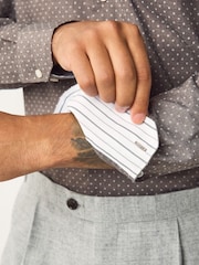 White Stripe/Charcoal Print - تلبيس ضيق - حزمة من 2 قطع قميص أنيق سهل الكيّ مزوَّد بأساور فردية - صورة 8 من 12
