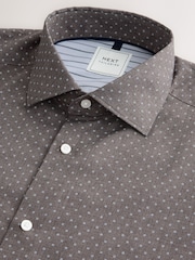 White Stripe/Charcoal Print - تلبيس ضيق - حزمة من 2 قطع قميص أنيق سهل الكيّ مزوَّد بأساور فردية - صورة 9 من 12