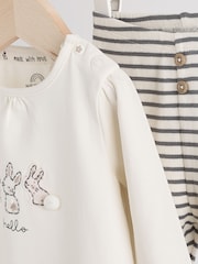 Cream Stripe Bunny - طقم من رداء علوي بكُم طويل وبنطلون ضيِّق للبيبي - صورة 11 من 12