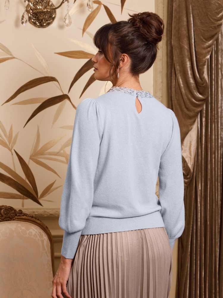 Pure Collection Pullover aus blauer Kaschmirwolle mit Kristallverzierungen am Kragen - Bild 2 von 3