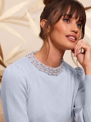Pure Collection Pullover aus blauer Kaschmirwolle mit Kristallverzierungen am Kragen - Bild 3 von 3