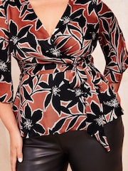 Blusa estilo kimono con diseño cruzado de Friends Like These - Imagen 7 de 8