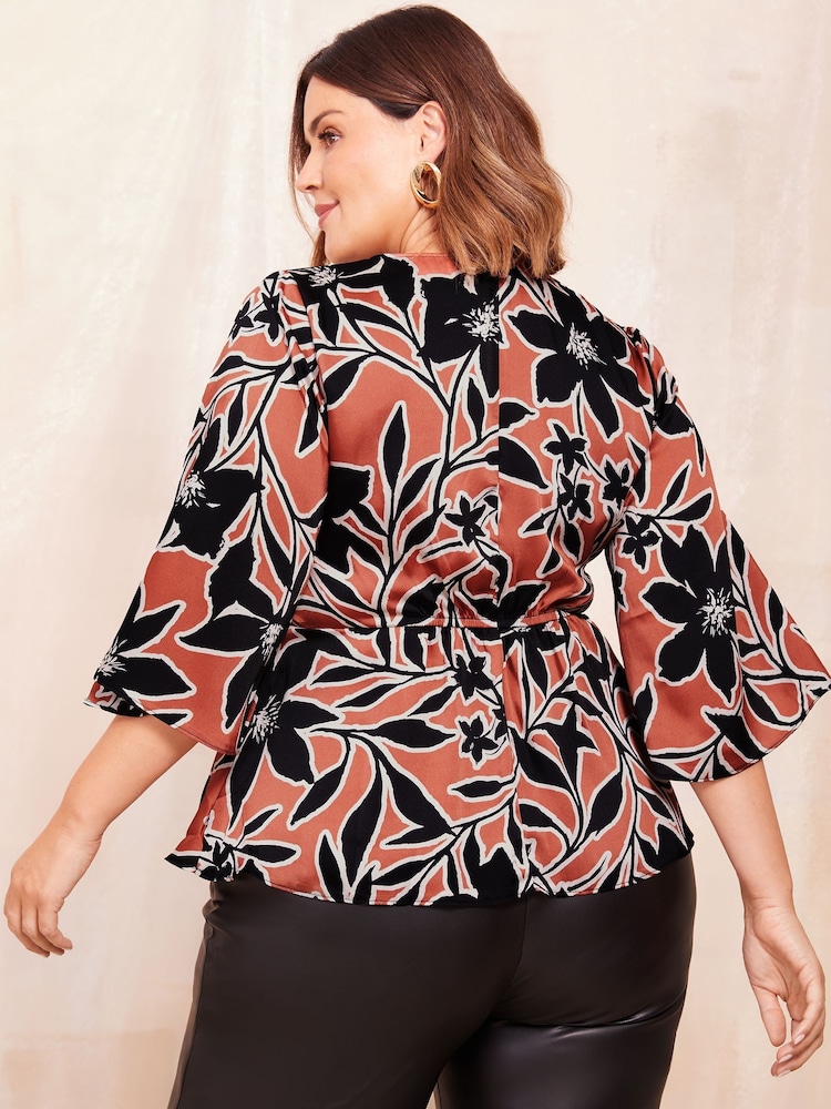 Blusa estilo kimono con diseño cruzado de Friends Like These - Imagen 8 de 8