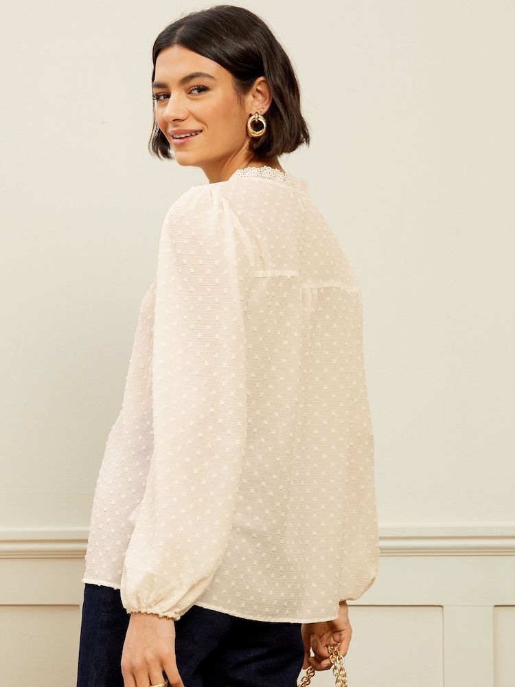 Love & Roses – Dobby-Bluse mit V-Ausschnitt und Spitzenbesatz - Image 3 of 4