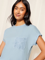 Albastru - Friends Like These Mânecă scurtă Crochet Pocket Tricou - Image 2 of 4