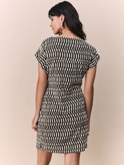 Impressão geográfica verde - Textured Drape Tie Front Mini Dress - Imagem 2 de 8
