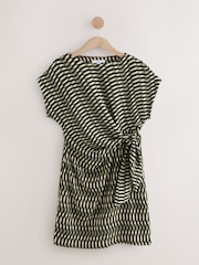 Impressão geográfica verde - Textured Drape Tie Front Mini Dress - Imagem 6 de 8
