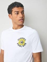 Lyle & Scott Lyle Scott Sunnies Pool Bar Graphic T Shirt - Image 5 of 7