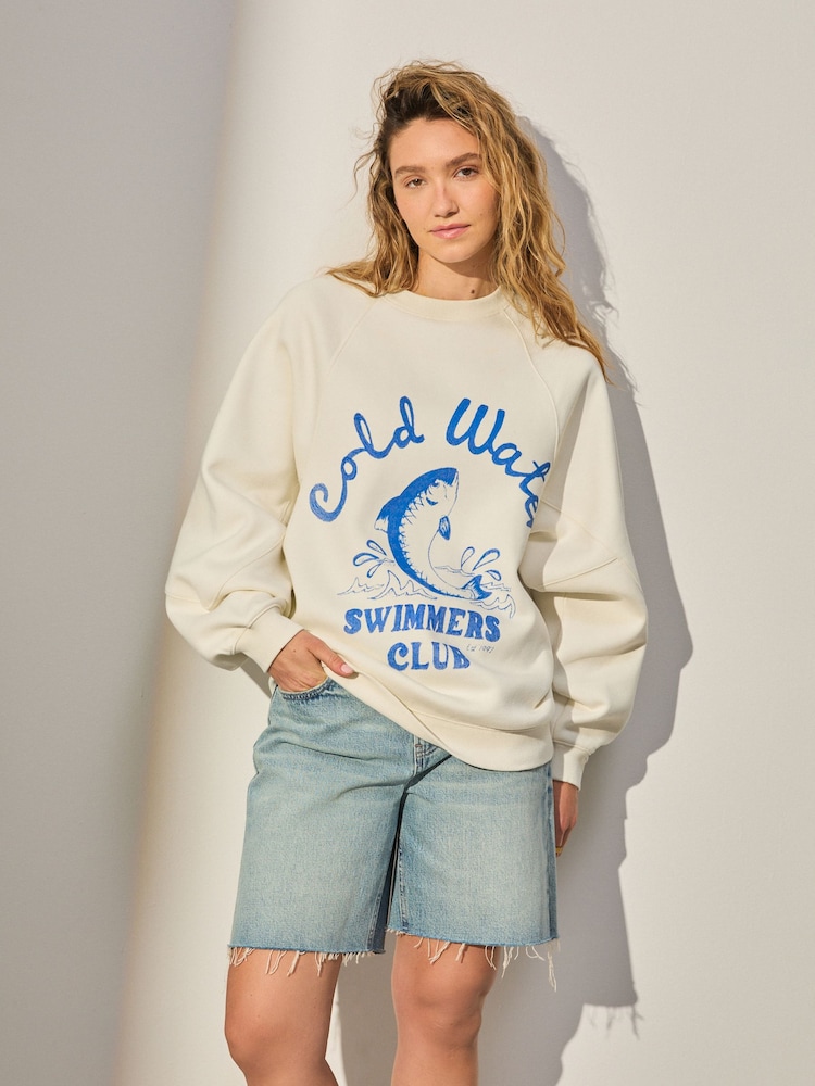Ecru/Blau - Fish Cold Water Swimming Club – lang geschnittenes Sweatshirt mit lockerer Passform und handgemalter Grafik - Bild 1 von 4 Ecru/Blau - Fish Cold Water Swimming Club – lang geschnittenes Sweatshirt mit lockerer Passform und handgemalter Grafik - Bild 1 von 4