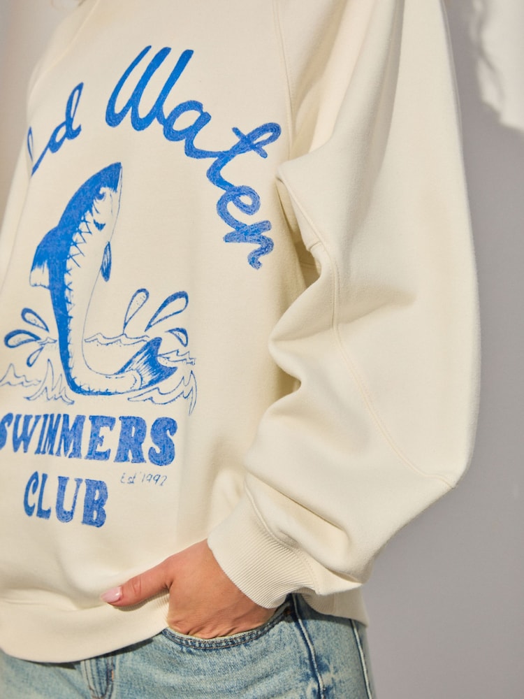 Ecru/Blau - Fish Cold Water Swimming Club – lang geschnittenes Sweatshirt mit lockerer Passform und handgemalter Grafik - Bild 4 von 4 Ecru/Blau - Fish Cold Water Swimming Club – lang geschnittenes Sweatshirt mit lockerer Passform und handgemalter Grafik - Bild 4 von 4