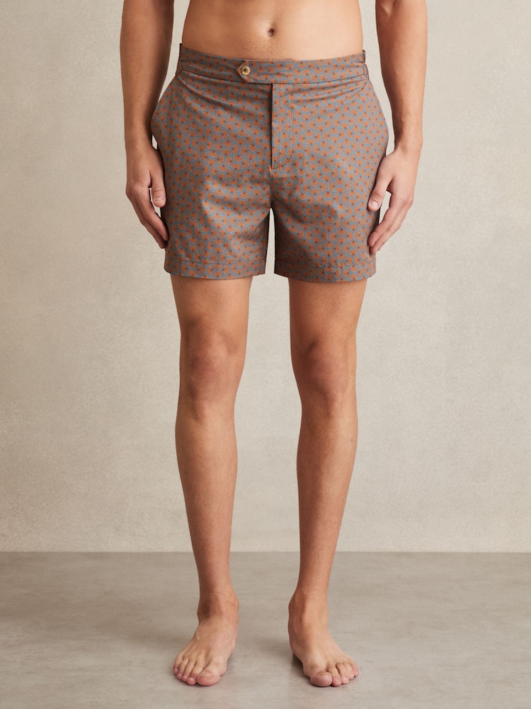 TABAKBRAUN - Reiss Caprio Badeshorts mit geometrischem Print - Bild 1 von 5 TABAKBRAUN - Reiss Caprio Badeshorts mit geometrischem Print - Bild 1 von 5