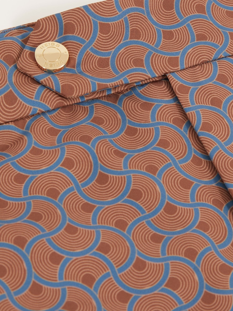 TABAKBRAUN - Reiss Caprio Badeshorts mit geometrischem Print - Bild 5 von 5