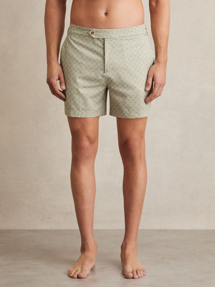 Фисташковый зеленый - Reiss Caprio Geometric Print Swim Shorts - Image 1 of 5 Фисташковый зеленый - Reiss Caprio Geometric Print Swim Shorts - Image 1 of 5
