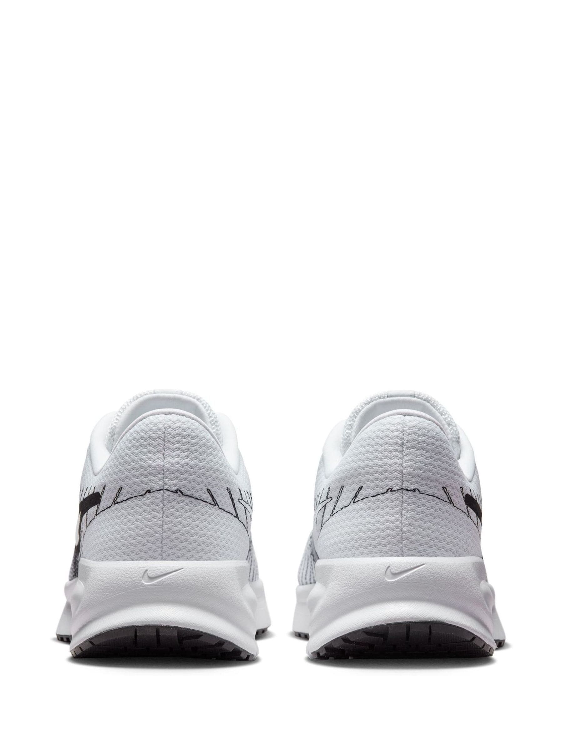 Buy Білий/Сірий - Кросівки для бігу Nike Run Defy Roads з сайту