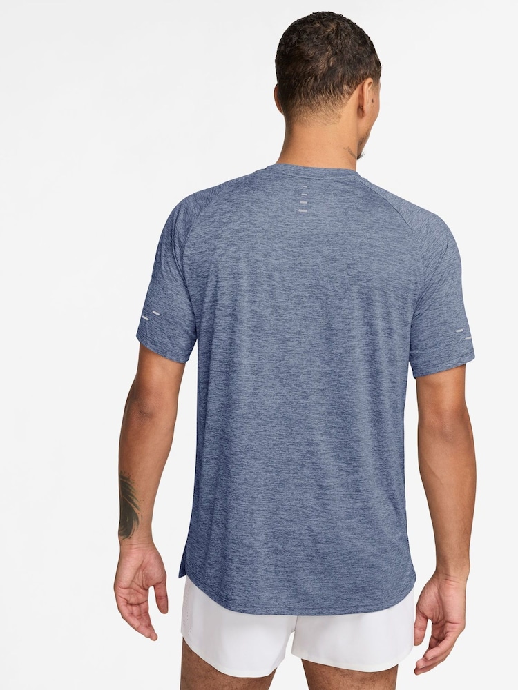 World Indigo Blue - Nike Dri-FIT Stride Running T-Shirt - Imagen 2 de 3