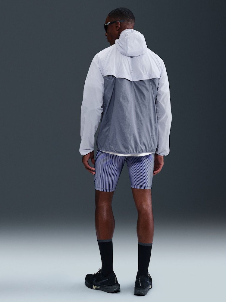 Fantasma en azul - Nike Dri-FIT Stride Woven Running Jacket - Imagen 2 de 6