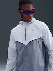 Fantasma en azul - Nike Dri-FIT Stride Woven Running Jacket - Imagen 4 de 6