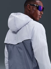 Fantasma en azul - Nike Dri-FIT Stride Woven Running Jacket - Imagen 5 de 6