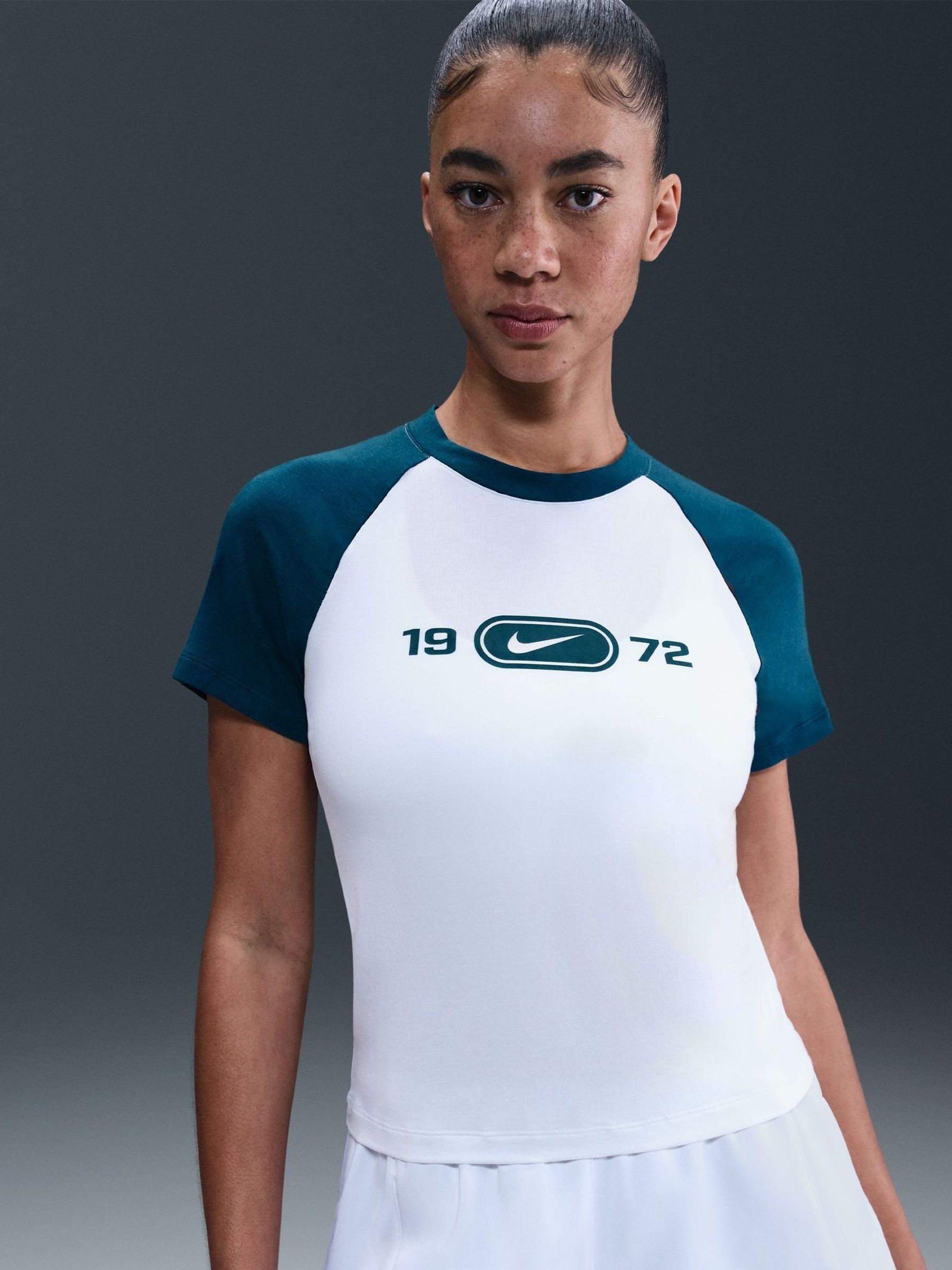 Przeglądaj Nike Sportswear Chill Knit T-Shirt z Next Polska