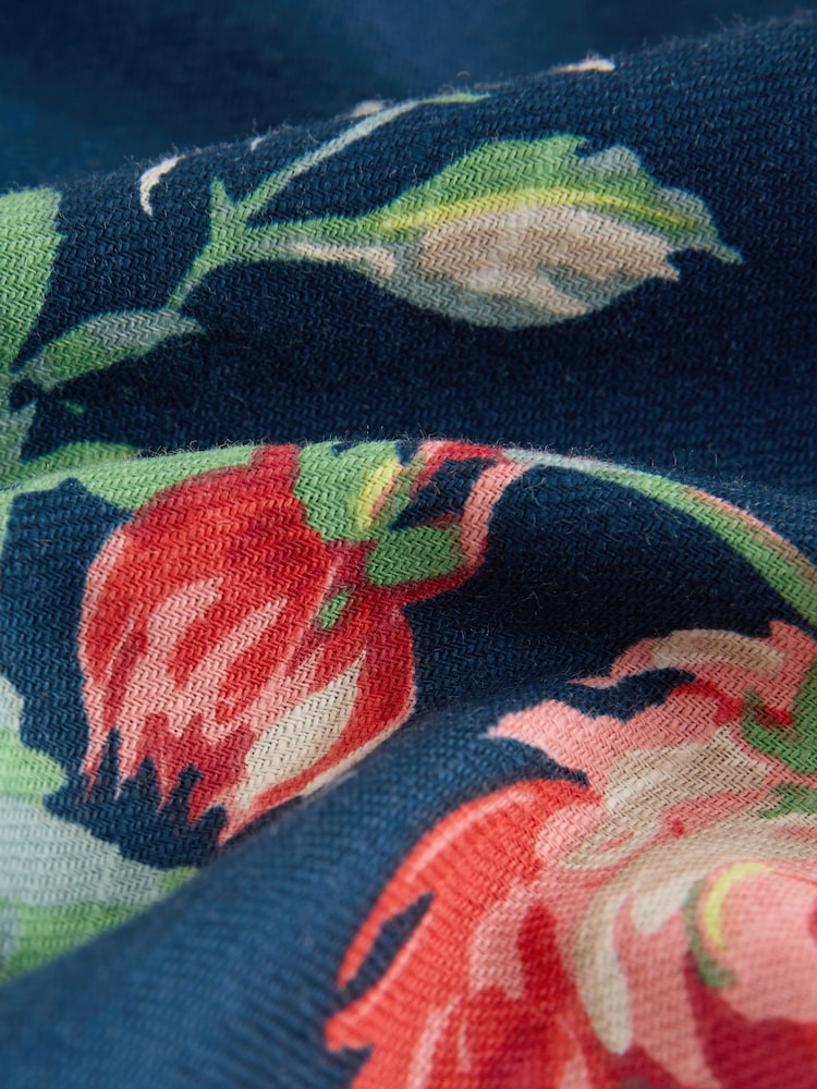Marineblau mit floralem Muster - Gerafftes Midikleid mit Trägern - Bild 10 von 10 Marineblau mit floralem Muster - Gerafftes Midikleid mit Trägern - Bild 10 von 10