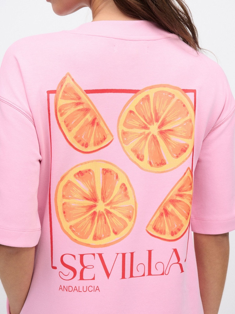Pink City Fruit Graphic - שמלת מידי מטריקו עם שרוולים קצרים, צווארון עגול, והדפס בגב - Image 5 of 9