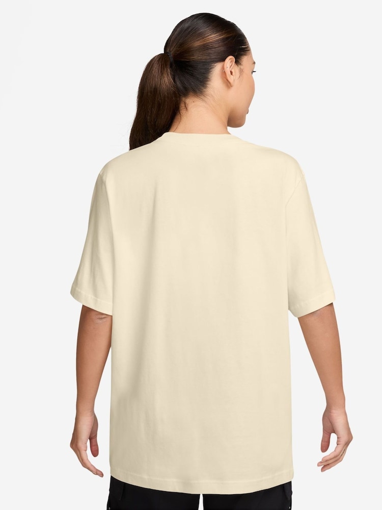 Nike White Sportswear Short Sleeve T-Shirt - Image 2 of 3 Nike White Sportswear Short Sleeve T-Shirt - Image 2 of 3