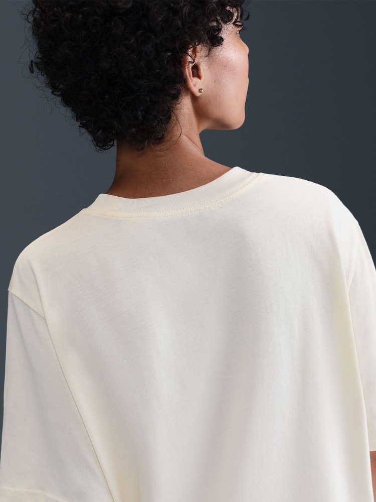 Nike White Sportswear Short Sleeve T-Shirt - Image 5 of 5 Nike White Sportswear Short Sleeve T-Shirt - Image 5 of 5