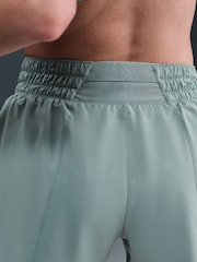 Topovsko zelena - 3 -inčne podložene kratke hlače s srednje visokim pasom Nike One Dri-FIT - Slika 5 iz 5