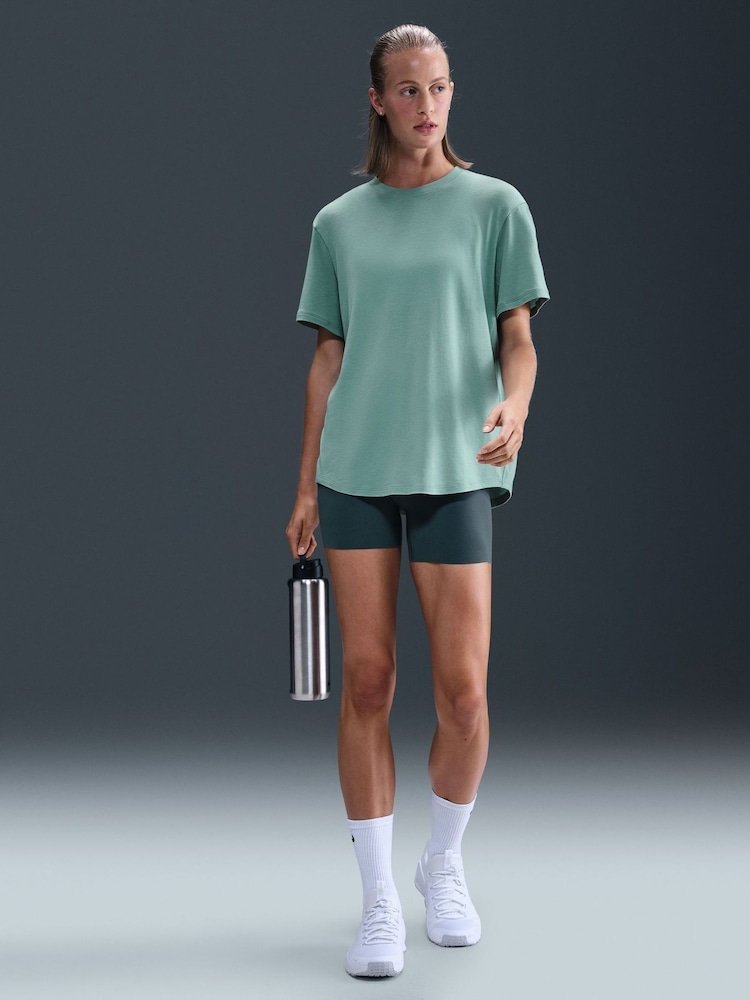 Topovsko zelena - Sproščena majica s kratkimi rokavi Nike Dri-Fit One - Slika 1 iz 5 Topovsko zelena - Sproščena majica s kratkimi rokavi Nike Dri-Fit One - Slika 1 iz 5