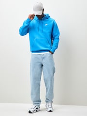 Foto en azul - Sudadera con capucha estilo pulóver Club de Nike - Imagen 3 de 4