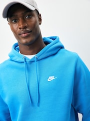 Foto en azul - Sudadera con capucha estilo pulóver Club de Nike - Imagen 4 de 4