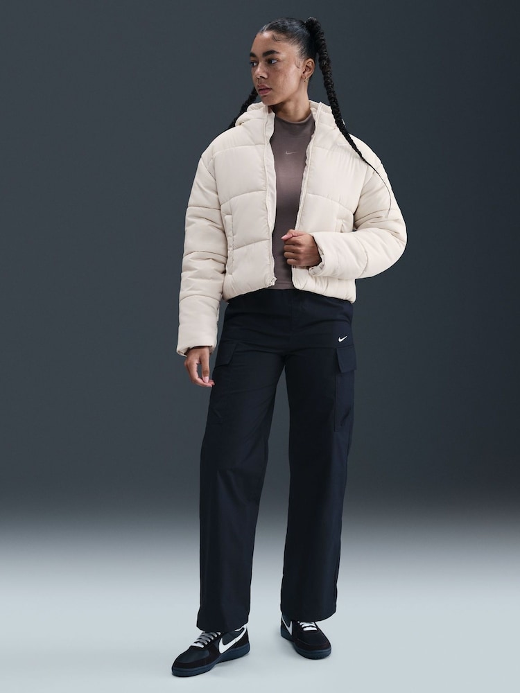 Light Bone - Nike Loose Sportswear Classic Puffer Therma FIT Hooded Jacket - Bild 1 von 6