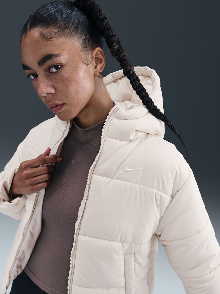 Light Bone - Nike Loose Sportswear Classic Puffer Therma FIT Hooded Jacket - Bild 2 von 6