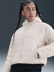 Light Bone - Nike Loose Sportswear Classic Puffer Therma FIT Hooded Jacket - Bild 4 von 6