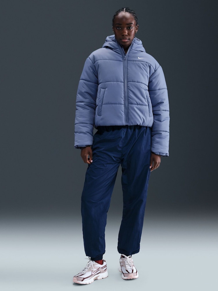 Blau - Nike Loose Sportswear Classic Puffer Therma FIT Hooded Jacket - Bild 1 von 5