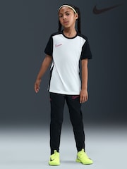 צבע שמנת בעיטור לוגו - Nike חולצת טי כדורגל מבד Dri-FIT מנדף זיעה, סדרת 25Academy - תמונה 6 מתוך 7
