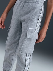 Dunkelgrau meliert - Nike Club+ Poly Taped Cargo Joggers - Bild 4 von 7