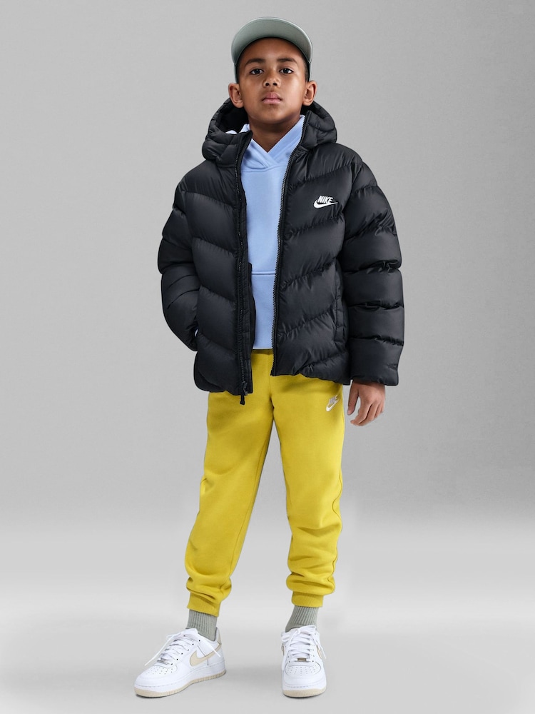 שחור - ז'קט מרופד של Nike - תמונה 8 מתוך 8 שחור - ז'קט מרופד של Nike - תמונה 8 מתוך 8