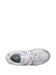 Nike White/Silver Youth V5 Runner Trainers - Image 3 of 4