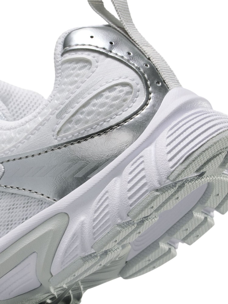 Nike White/Silver Junior V5 Runner Trainers - Image 9 of 9 Nike White/Silver Junior V5 Runner Trainers - Image 9 of 9