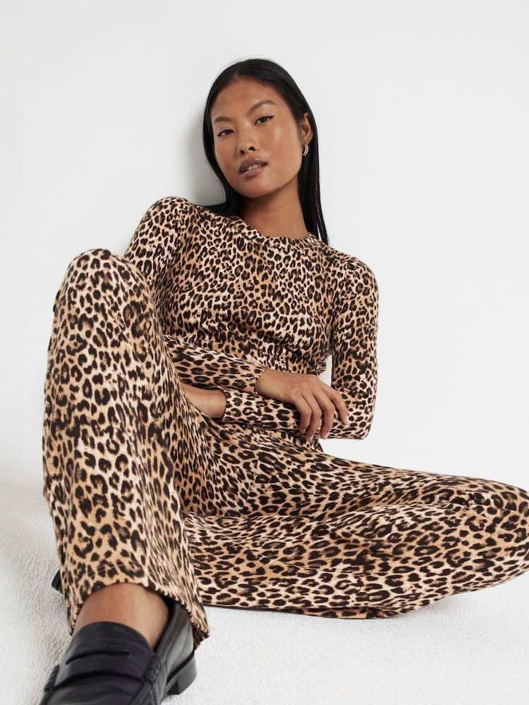 River Island футболка в рубчик из 2 предметов со звериным принтом и расклешенные леггинсы - Image 1 of 8