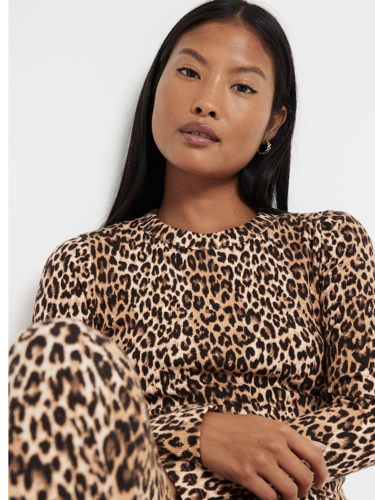 River Island Petite Leopard 2 Piece Animal Ribbed T-Shirt and Flare Leggings Set - Image 3 of 8