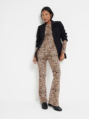 River Island футболка в рубчик из 2 предметов со звериным принтом и расклешенные леггинсы - Image 4 of 8